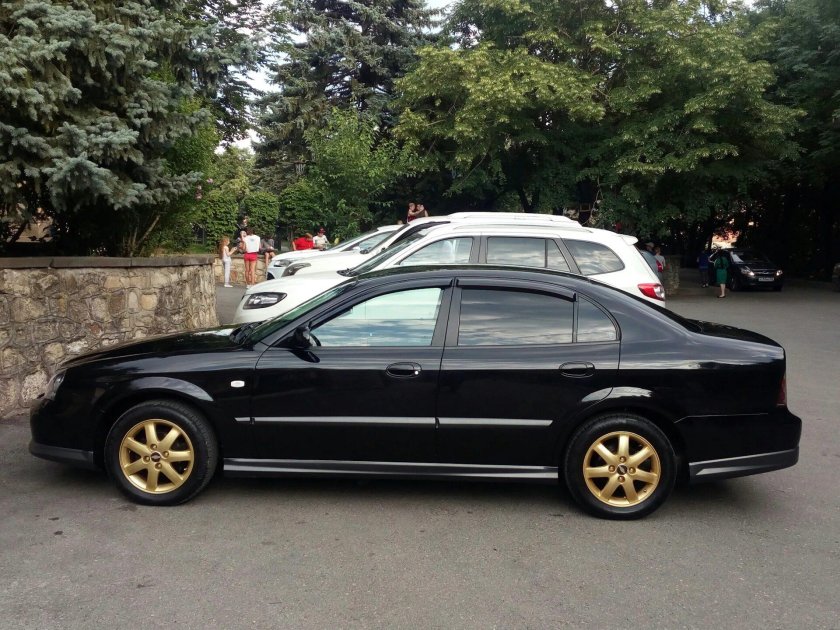 Шевроле Эванда сзади