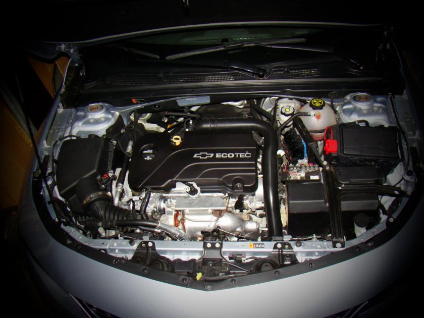 Шевроле Малибу моторный отсек