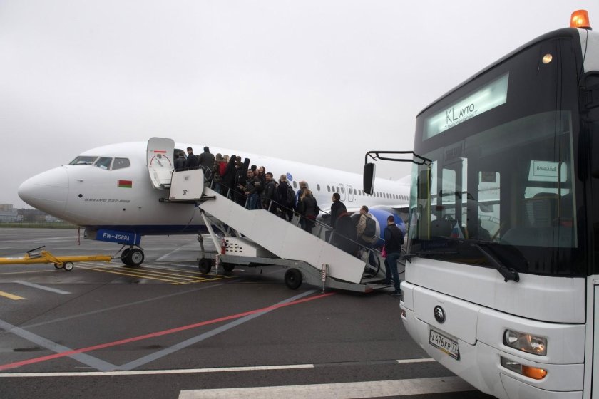 Самолет и аэропорт