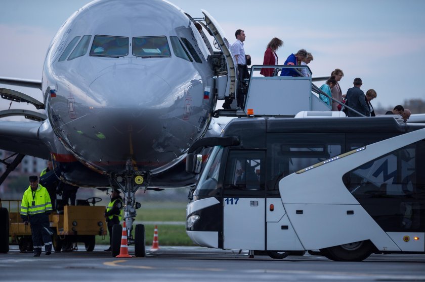 Самолет и аэропорт