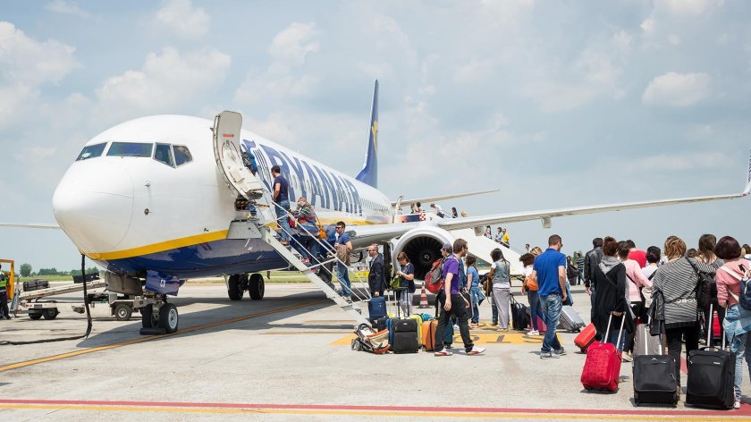 Посадка пассажиров в самолет