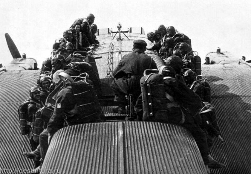 Высадка парашютного десанта с бомбардировщика ТБ-3.