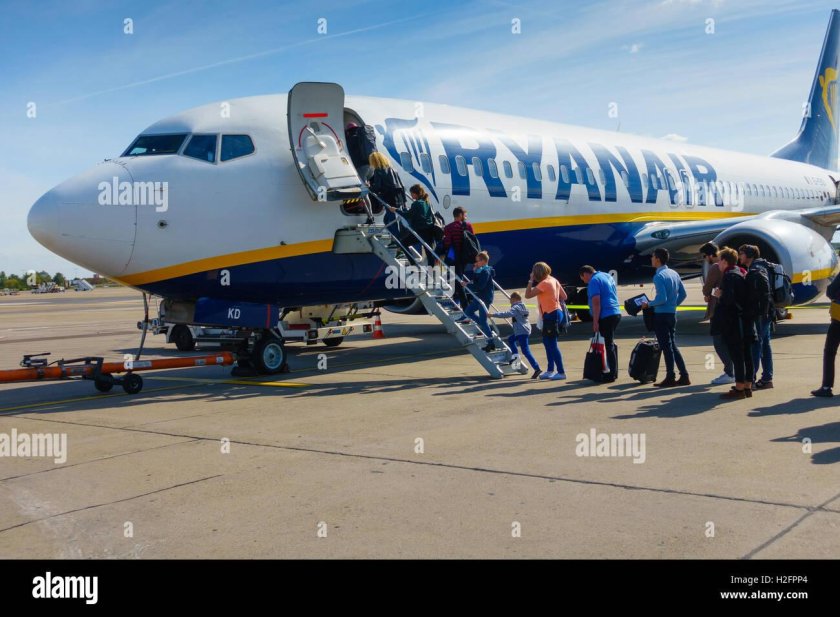Посадка пассажиров в самолет