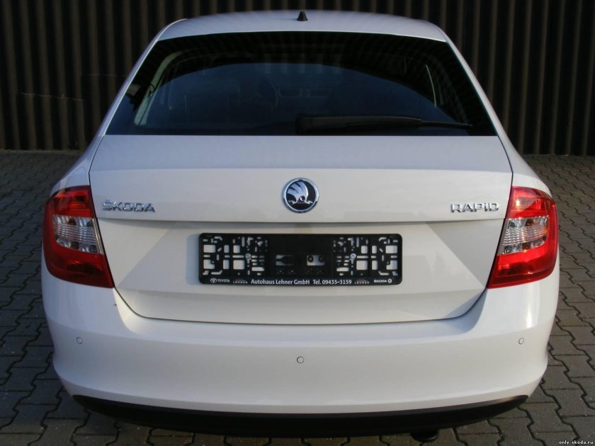 Skoda Rapid сзади