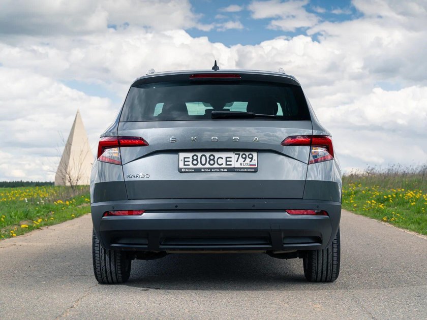 Шкода Карок 2021 сзади