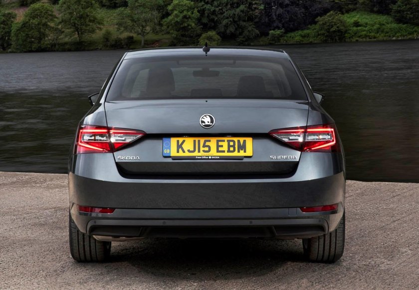 Шкода Суперб 2022 зад