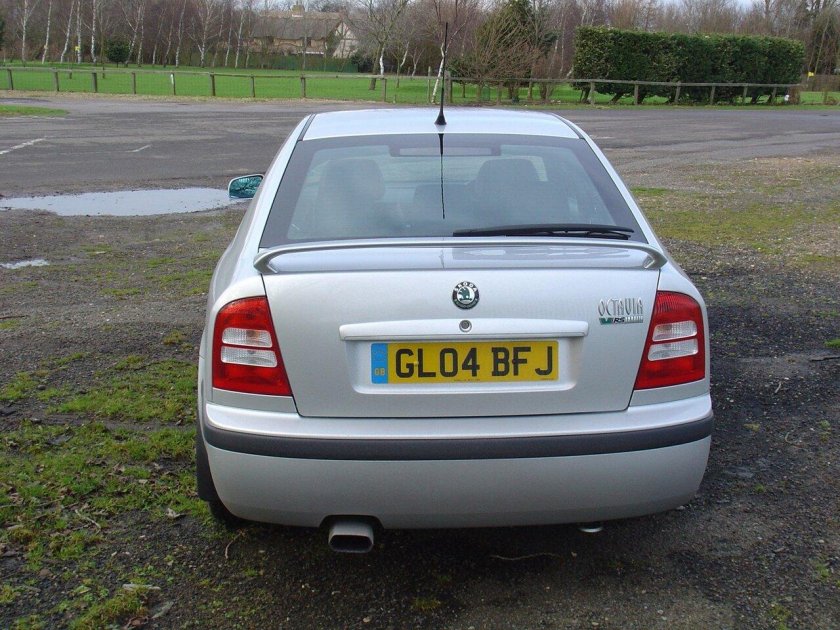 Шкода Октавия 2008 сзади