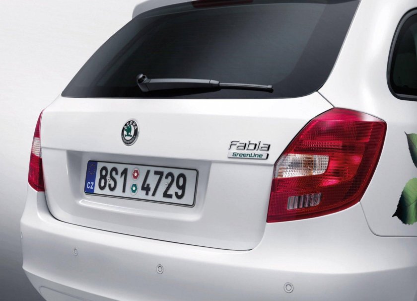 Skoda Fabia сзади