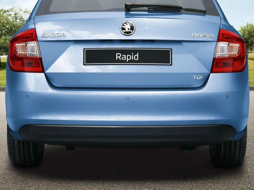 Skoda Rapid сзади