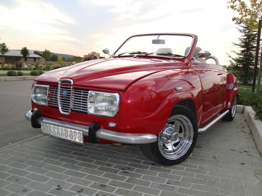 Шведский Сааб автомобиль старый