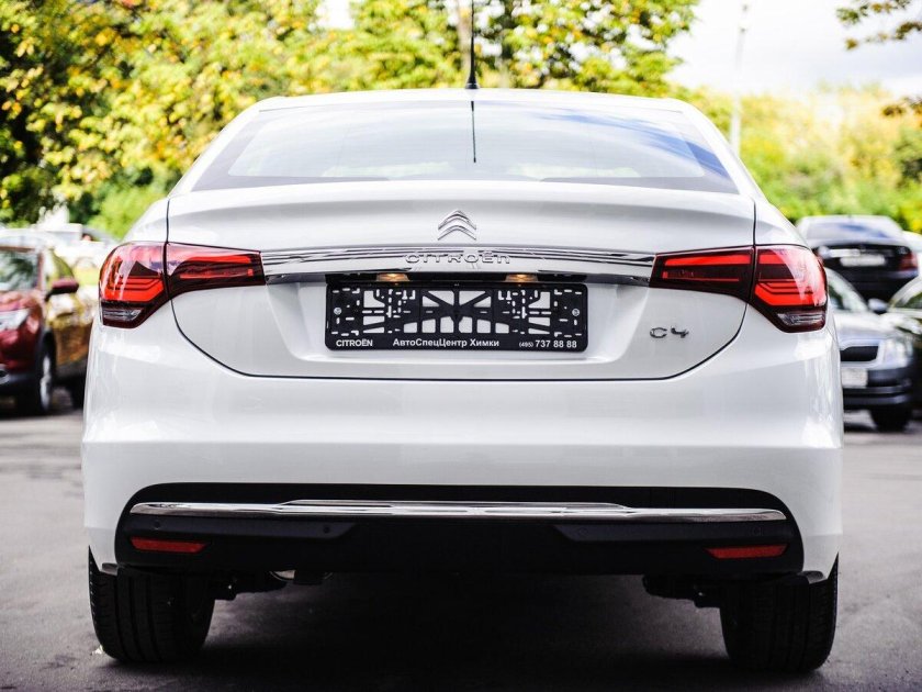Citroen c4 седан сзади