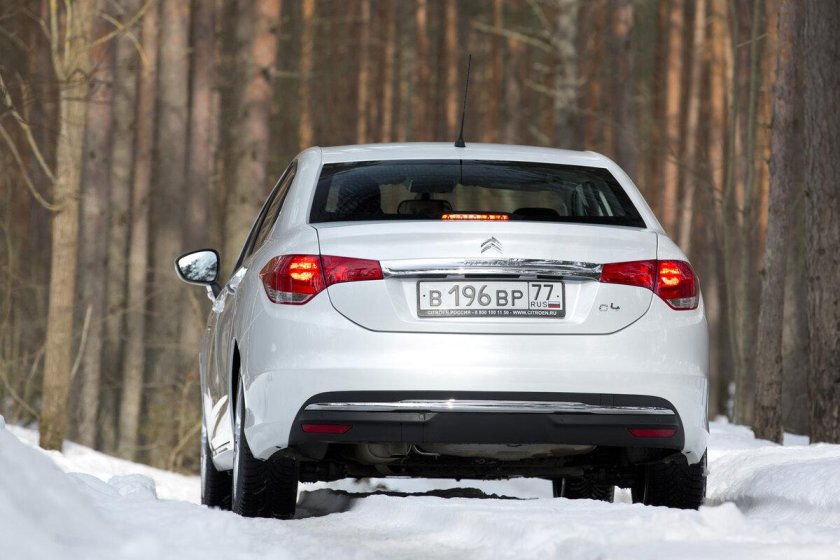Citroen c4 седан сзади