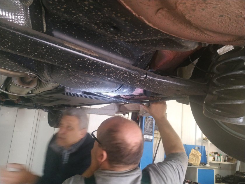 Трос ручника Шкода Рапид