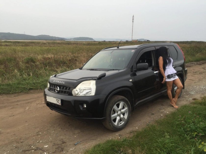 Ниссан Террано и девушка