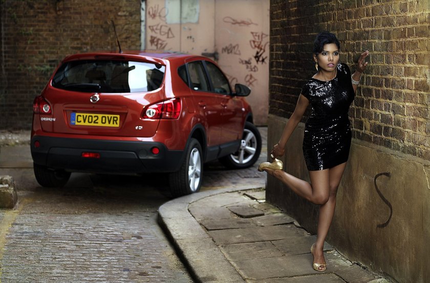 Ниссан Кашкай и девушка