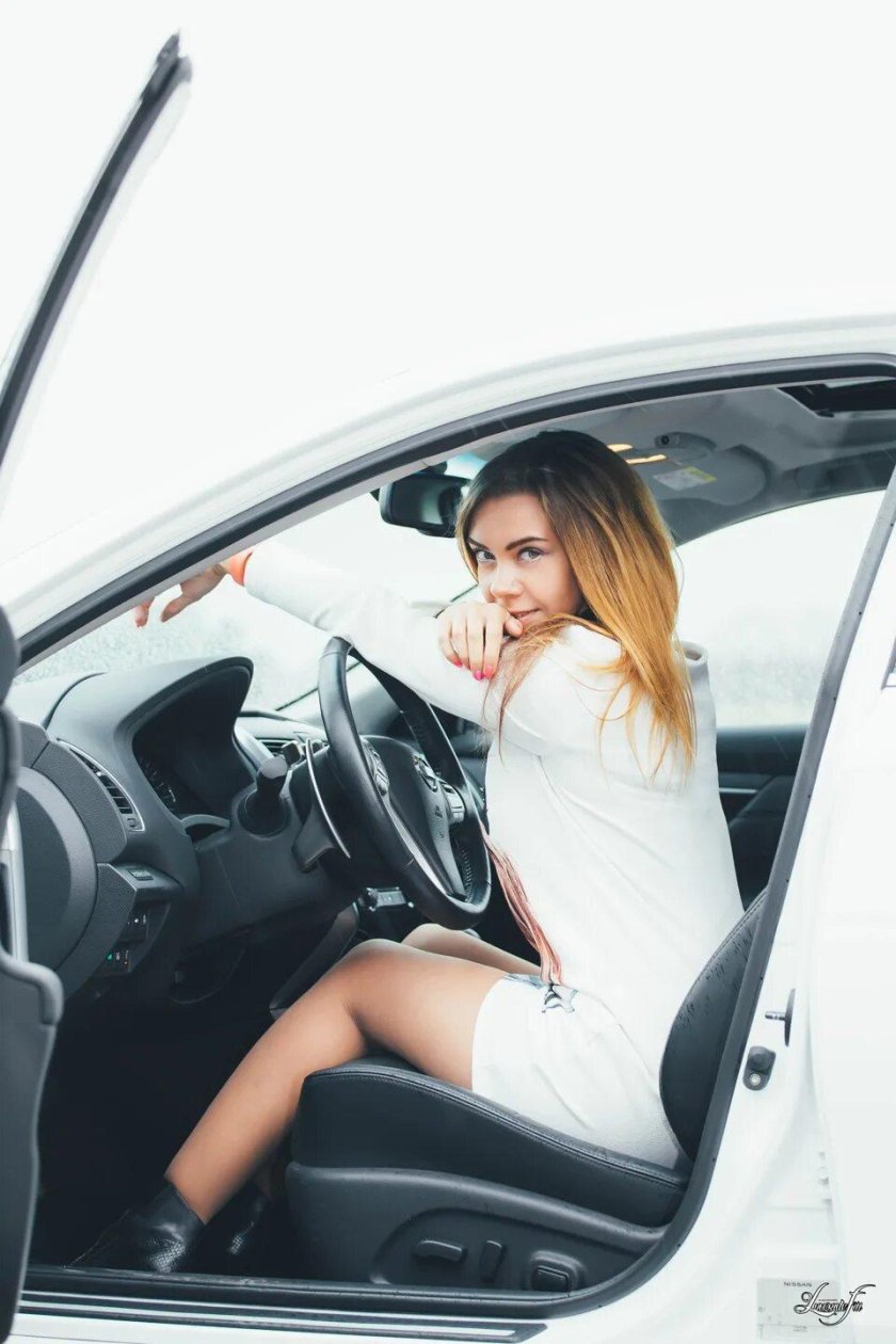 Девушка за рулем