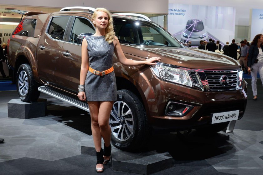 Девушка и Nissan Navara
