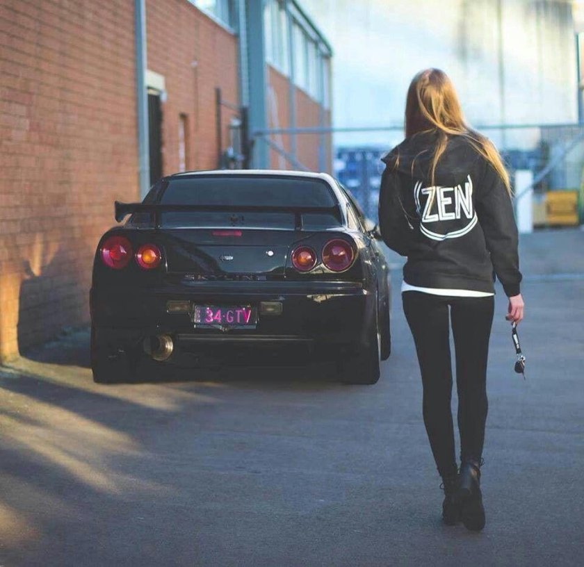 Ниссан Скайлайн 34 с девушкой