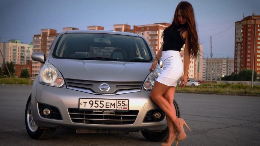 Nissan Note и девушки