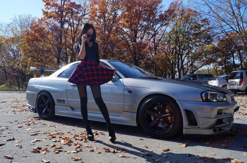 Ниссан Скайлайн 34 с девушкой