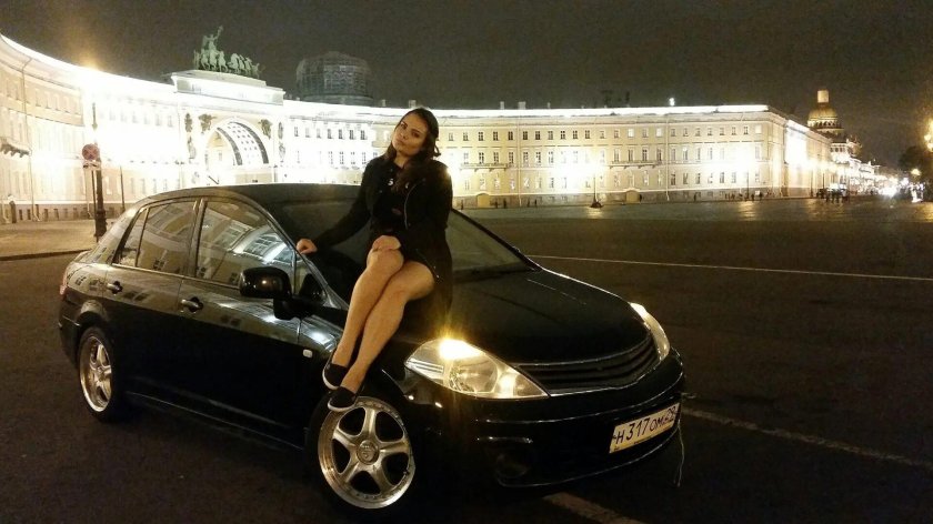 Ниссан Тиида ночью