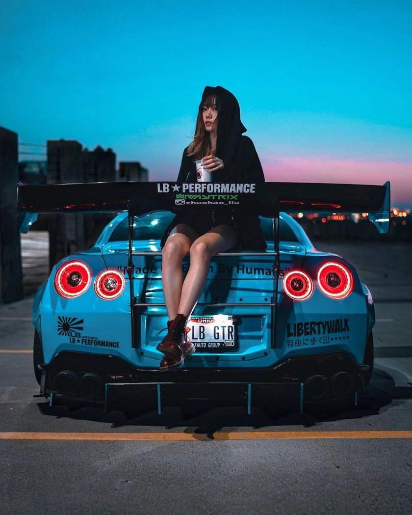 Ниссан Скайлайн 34 с девушкой