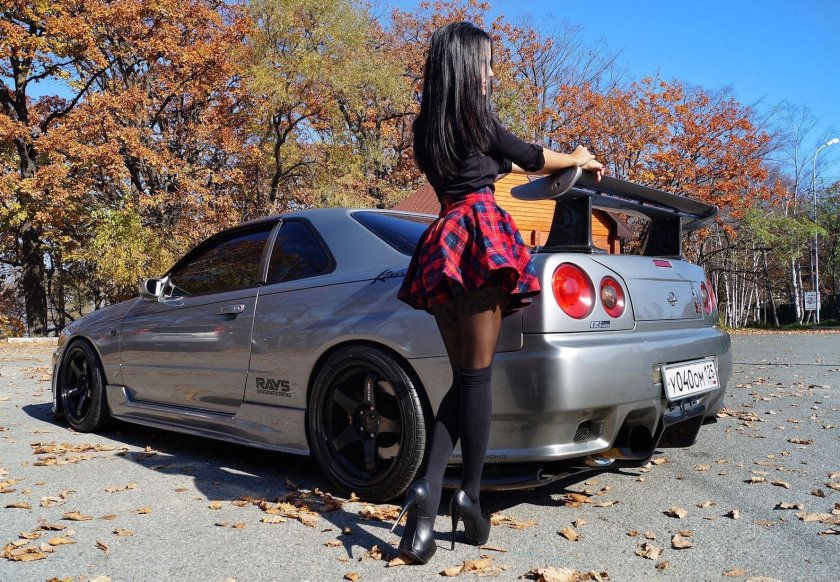 Nissan Skyline r34 с девушкой