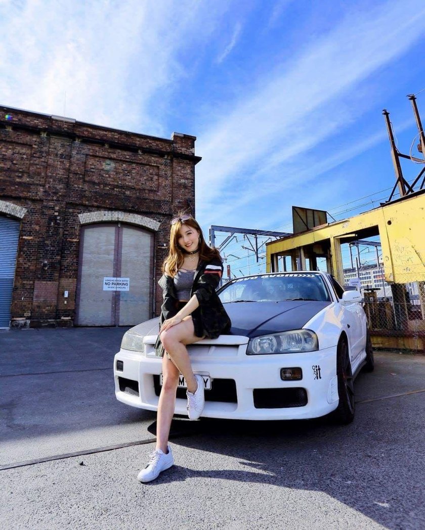 Nissan Skyline с девушкой