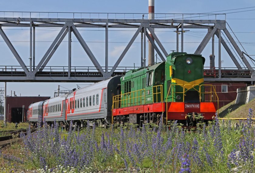 Чмэ3 с пассажирским поездом