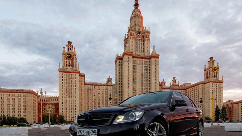 Мерседес 222 около МГУ