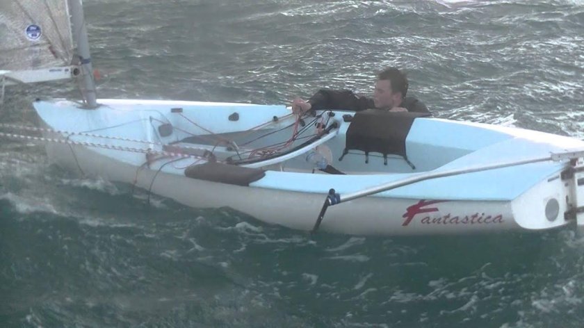 Яхта Финн в шторм