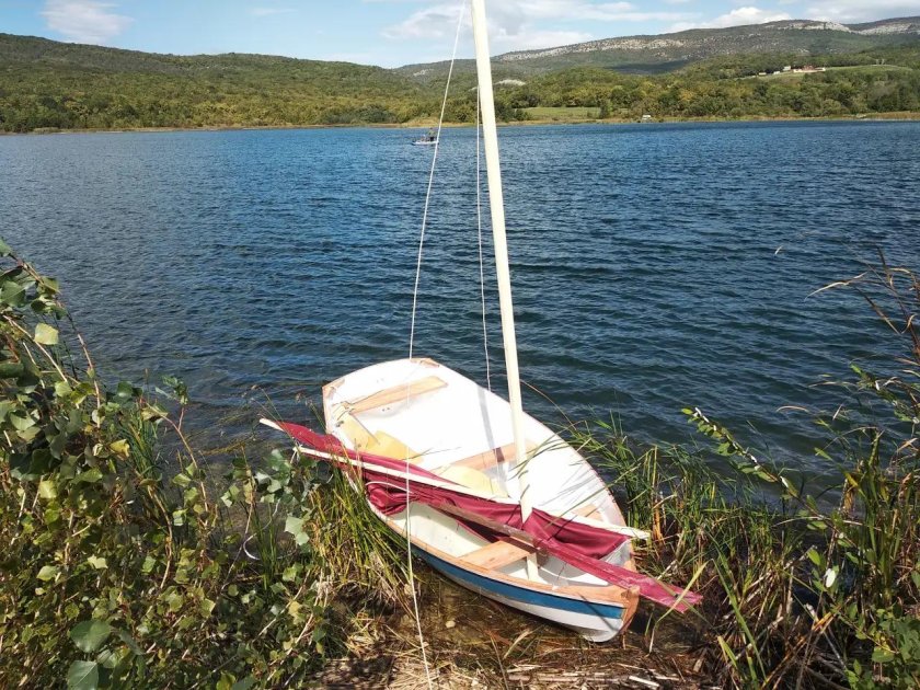 Парусная лодка швертбот