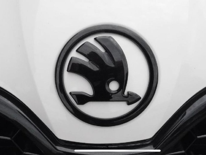 Черная эмблема Шкода Октавия а7