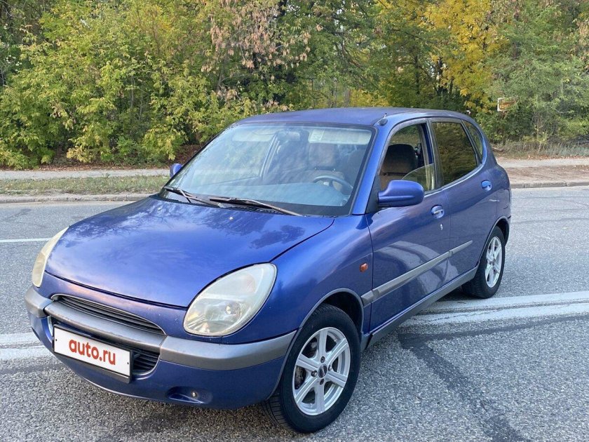 Машина Дайхатсу Сирион