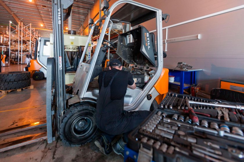 Погрузчик на складе