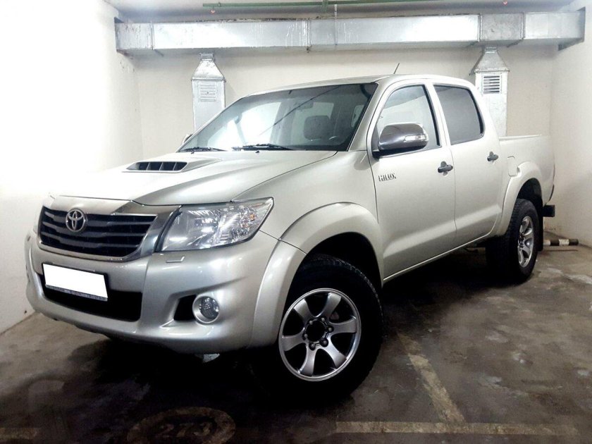 Тойота Хайлюкс 2015 серебристый