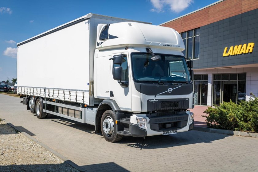 Вольво среднетоннажный грузовик