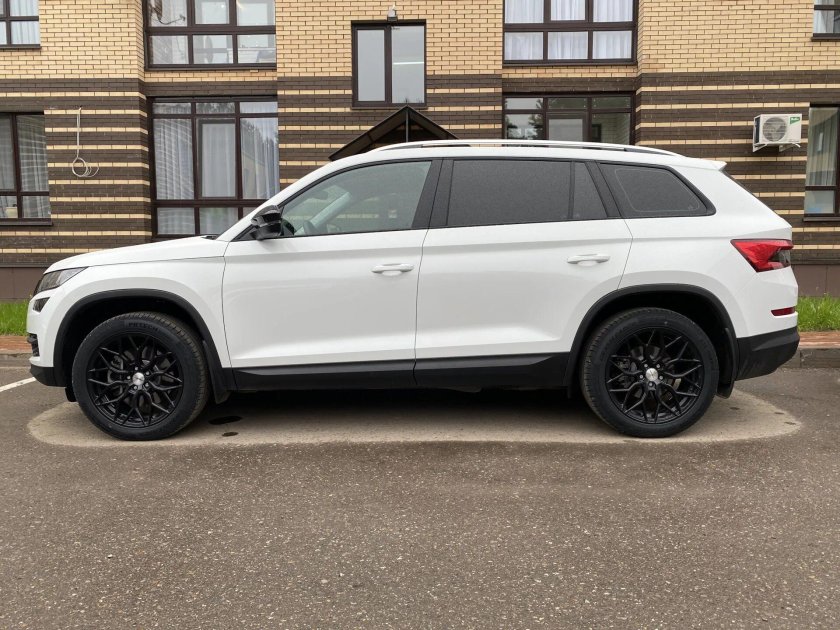 Skoda Kodiaq белый r19