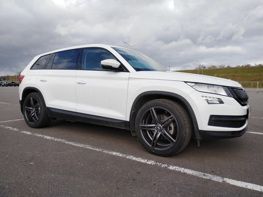 Skoda Kodiaq белый r19
