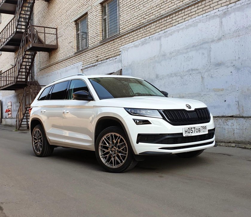 Skoda Kodiaq белый r19