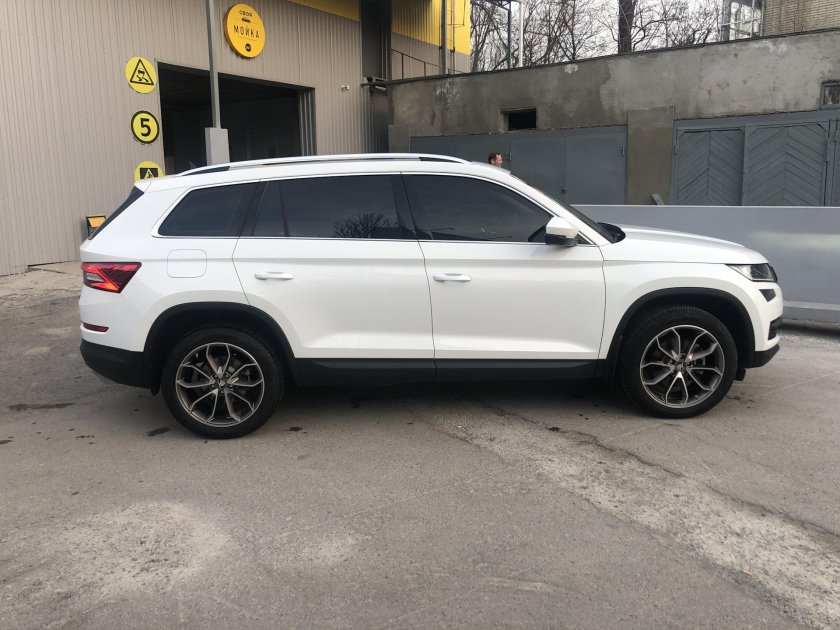 Skoda Kodiaq белый r19