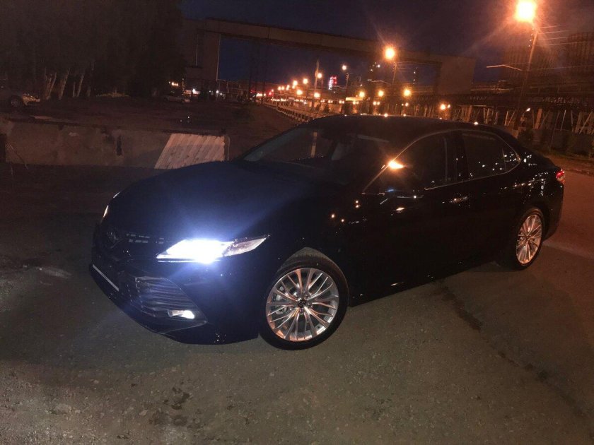 Камри 70 черная ночью