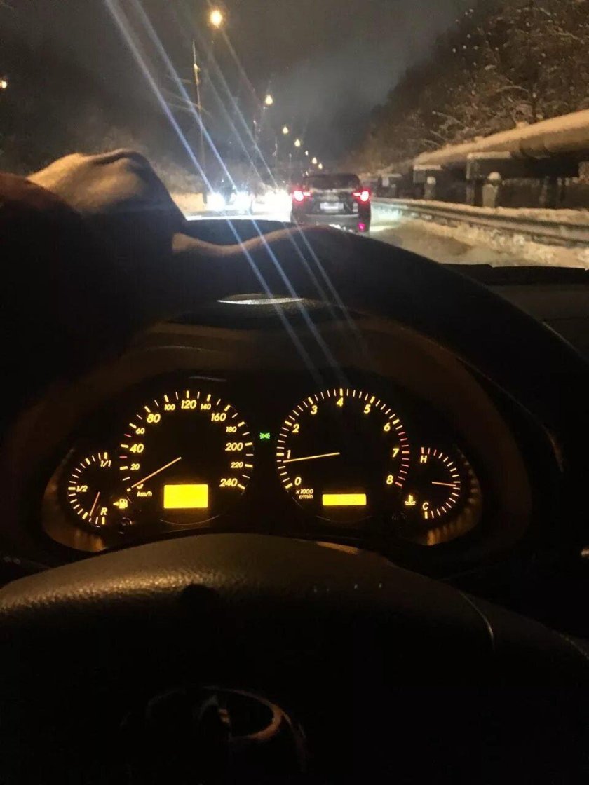 Авенсис 2 салон ночью