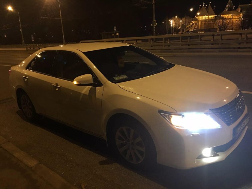 Тойота Камри 3.5 белая ночью