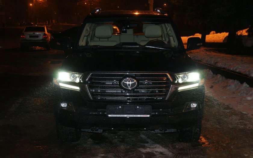 Тойота ленд Крузер 200 ночью зимой