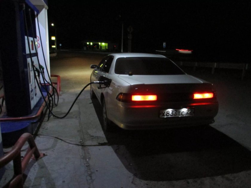 Тойота Марк 2 ночью