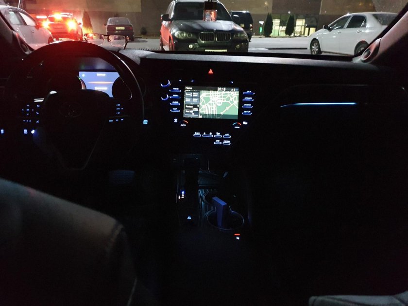 Тойота Камри 2021 салон ночью