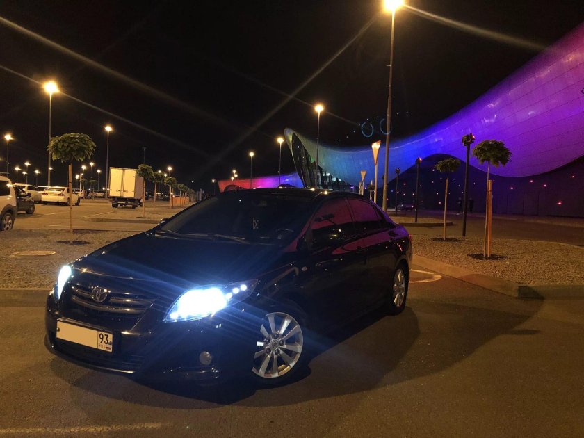 Тойота Королла ночью