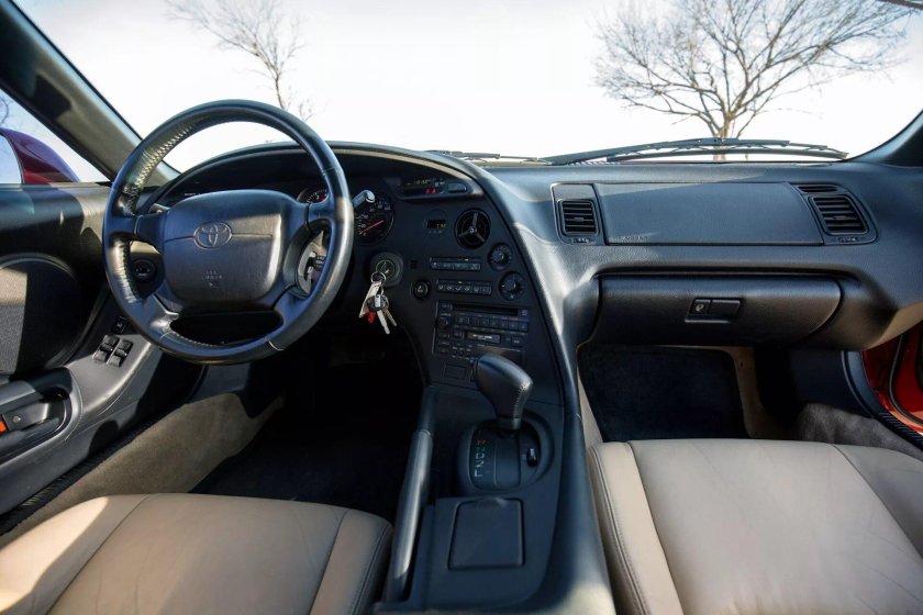 Toyota Supra 2002 салон