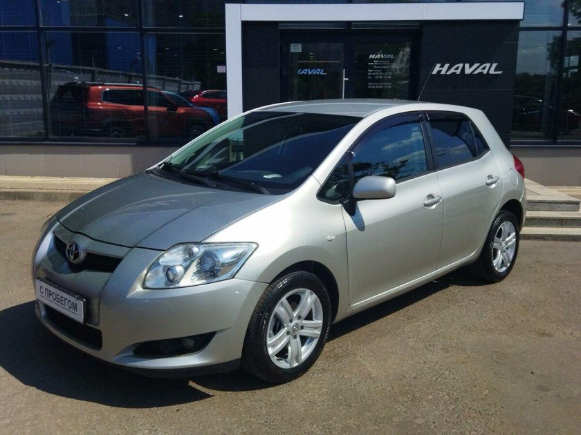 Toyota Auris серый